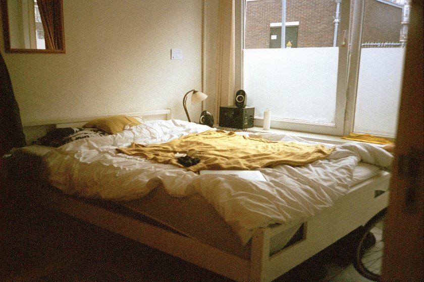 Καναπέδες, σκηνές, στρώματα: μια καλλιτέχνιδα φωτογραφίζει τα κρεβάτια στα οποία έκανε σεξ