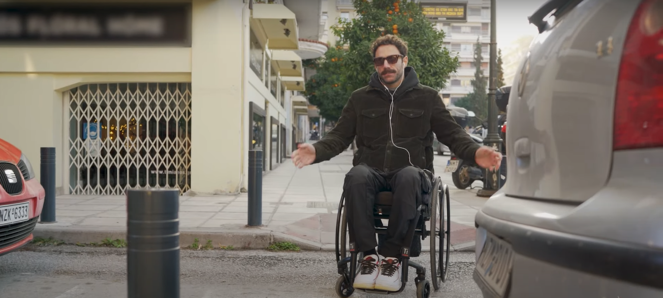 Ο Αντώνης Τσαπατάκης διδάσκει ενσυναίσθηση σε ένα σποτ για τα άτομα με αναπηρία