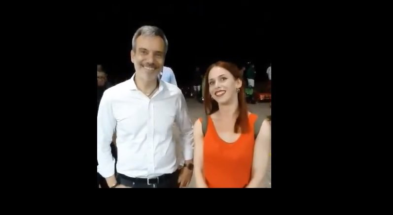 Ο Δήμαρχος Θεσσαλονίκης δέχτηκε να βγάλει σέλφι με κοπέλα και αυτό πήγε πολύ στραβά