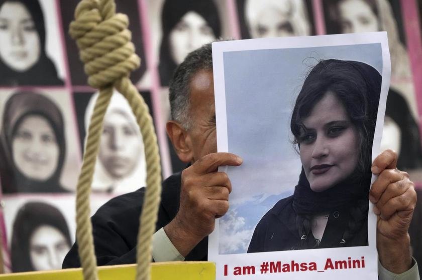 “Γυναίκες, ζωή, ελευθερία”: To Ιράν φλέγεται μετά την άγρια δολοφονία της Masha Amini