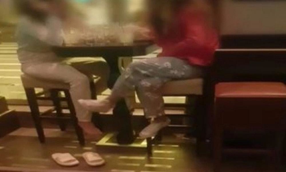 Δυο τουρίστριες αποδεικνύουν πως στέκι είναι το μπαρ που μπορείς να πας με τις πιτζάμες