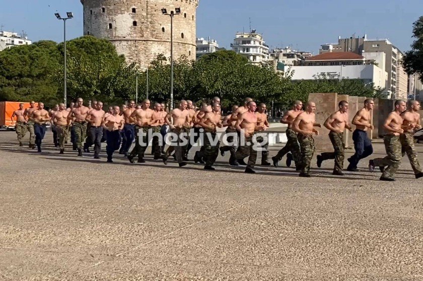 Οι ημίγυμνοι ΟΥΚ της Θεσσαλονίκης είναι μια αχρείαστη ατραξιόν