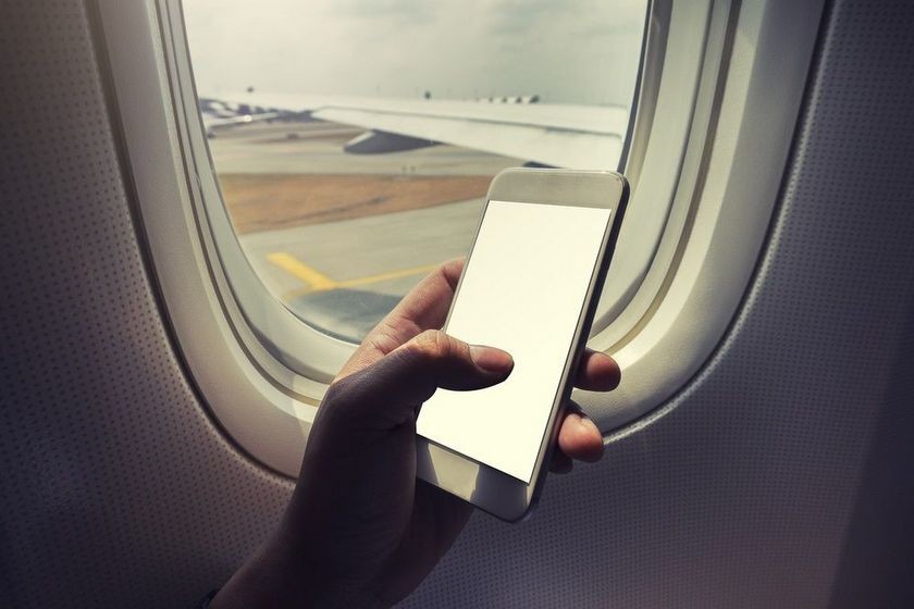 “Από τα σύννεφα σας διαβάζω”: Τέλος τα κλειστά κινητά και η λειτουργία πτήσης στα αεροπλάνα