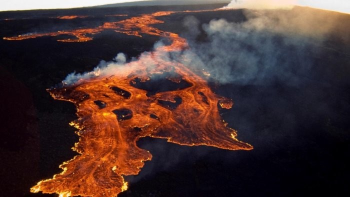 Έκρηξη του μεγαλύτερου ενεργού ηφαιστείου στον κόσμο “κερνάει” το 2022