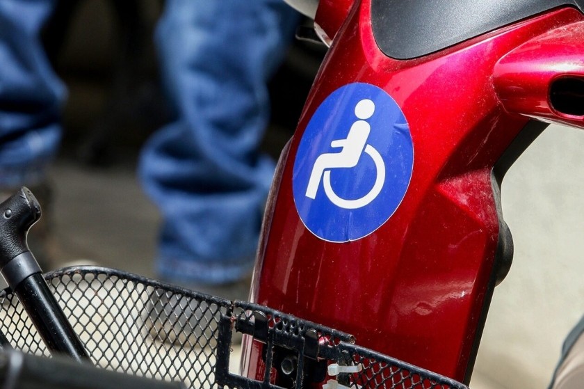 “Δεν είσαι αρκετά ΑΜΕΑ”: Πώς είναι να έχεις 50% αναπηρία στην Ελλάδα;