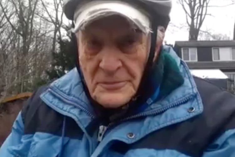 90χρονος κάνει δυο ώρες ποδήλατο κάθε μέρα για χάρη της γυναίκας του και κάπου λυγίσαμε