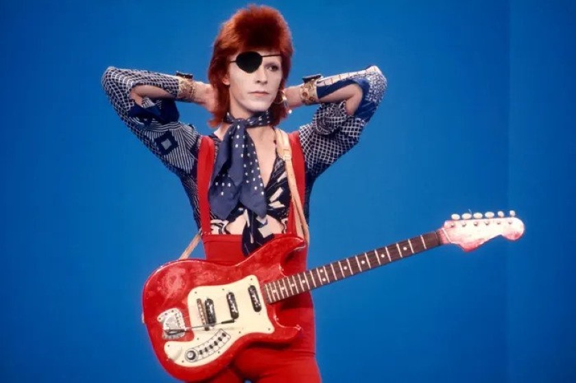 Ετοιμάζουμε βαλίτσες για Λονδίνο για να δούμε από κοντά το κοστούμι του Ziggy Stardust