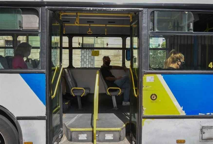 Βαθιά υπόκλιση στον viral οδηγό που έκανε ό,τι μπορούσε για να επιβιβαστεί ΑμεΑ σε λεωφορείο
