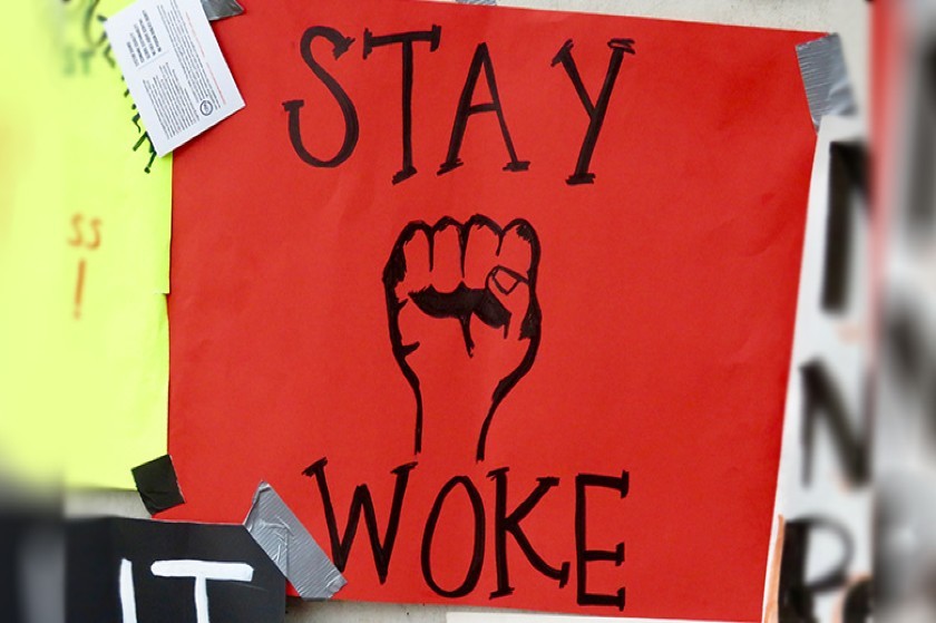 Τι πραγματικά σημαίνει η λέξη “woke” και γιατί προσβάλει μισογύνηδες και ακροδεξιούς;