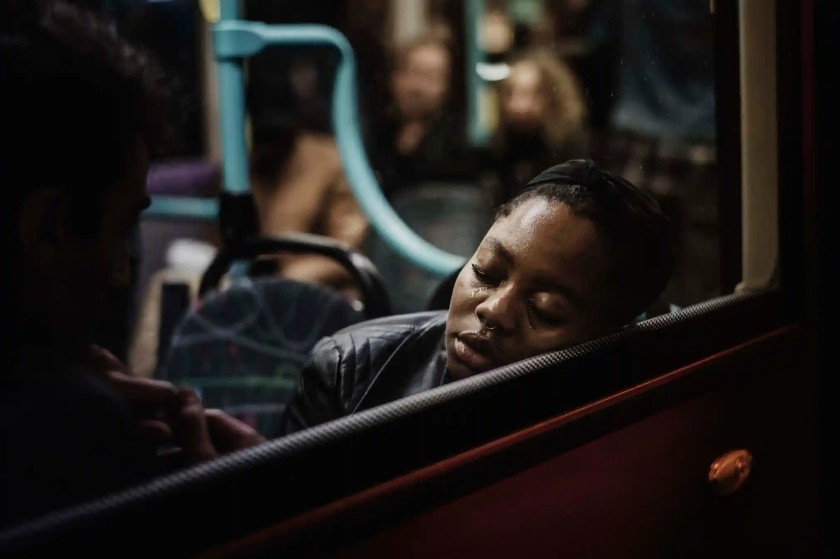 Οι ζωές μας στα νυχτερινά λεωφορεία μέσα από απέριττα ποιητικές εικόνες
