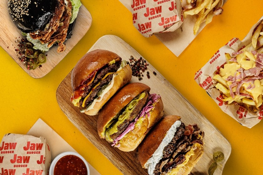 Jaw Burger: Το μπεργκεράδικο που προκαλεί τα σαγόνια σου!