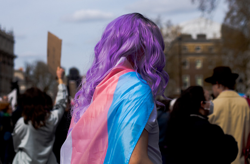 Νταήδες του Πανεπιστημίου της Πάτρας ξυλοκόπησαν και έριξαν μπογιές σε τρανς φοιτητή