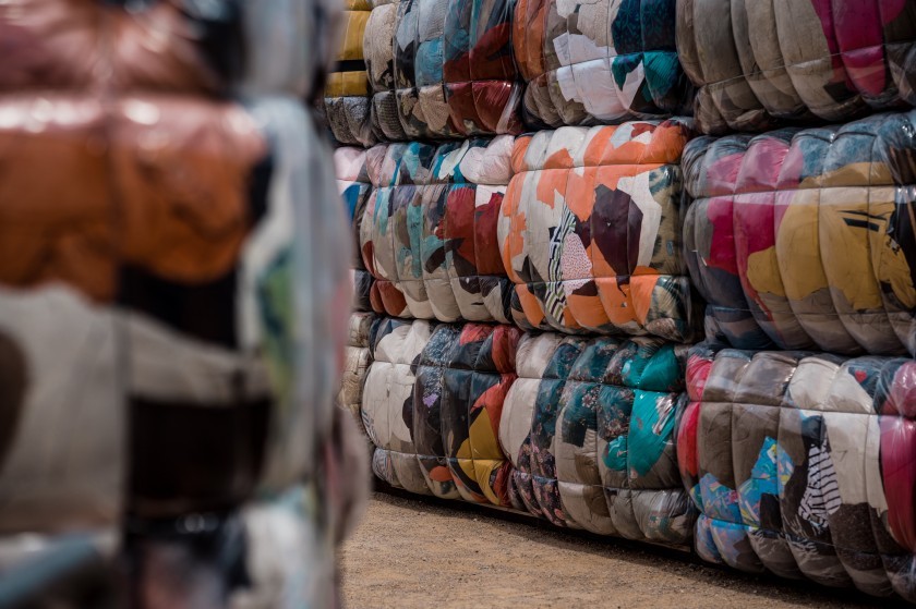 Πώς τα παλιά ρούχα που βάζουμε σε κάδους ανακύκλωσης καταλήγουν να πωλούνται για 1€ στην Αφρική