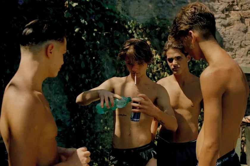 Επτά γυμνά και ηλιοκαμένα postcards από ένα καλοκαίρι στη Νάπολη