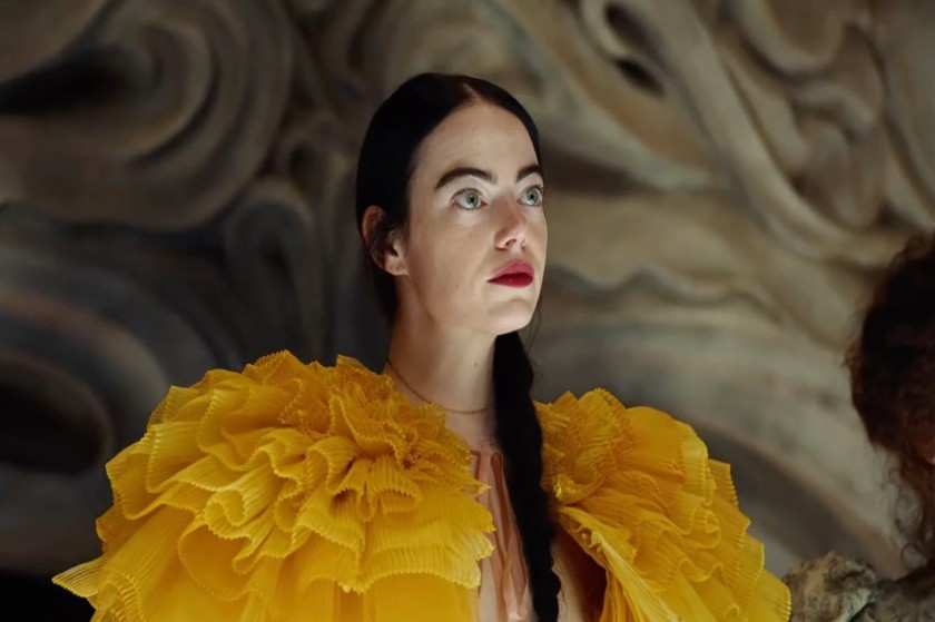 Ξέρουμε γιατί είναι ντυμένη “Παναγία γκέισα” η Έμμα Στόουν στο τρέιλερ της ταινίας του Γιώργου Λάνθιμου