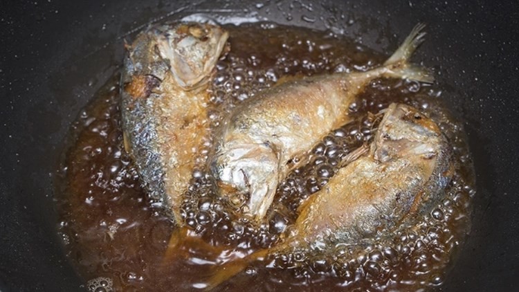 Κάρπαθος: Η απάντηση του εστιατορίου μετά το βίντεο με τα ψάρια να τηγανίζονται ζωντανά