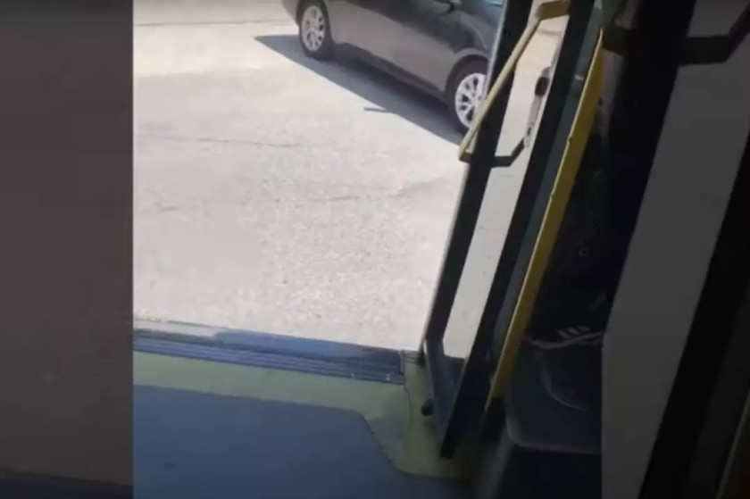 Στο πιο Ελλάδα βίντεο της ημέρας, λεωφορείο έκανε δρομολόγιο με ανοιχτή πόρτα