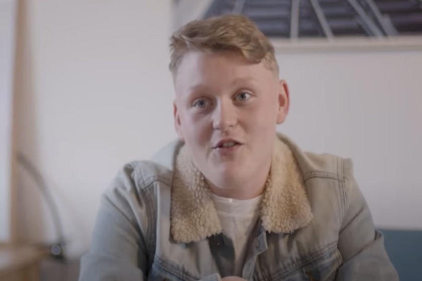 Ένας 18χρονος τρανς κατέγραφε για 10 χρόνια την φυλομετάβασή του