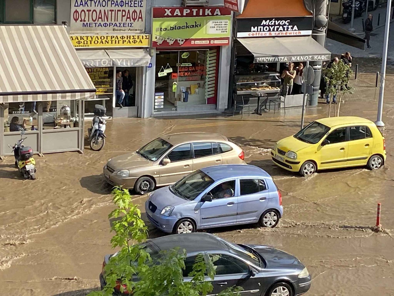 Ποτάμι από λύματα σχηματίστηκε στη Θεσσαλονίκη για να μη βαριόμαστε τα ίδια και τα ίδια