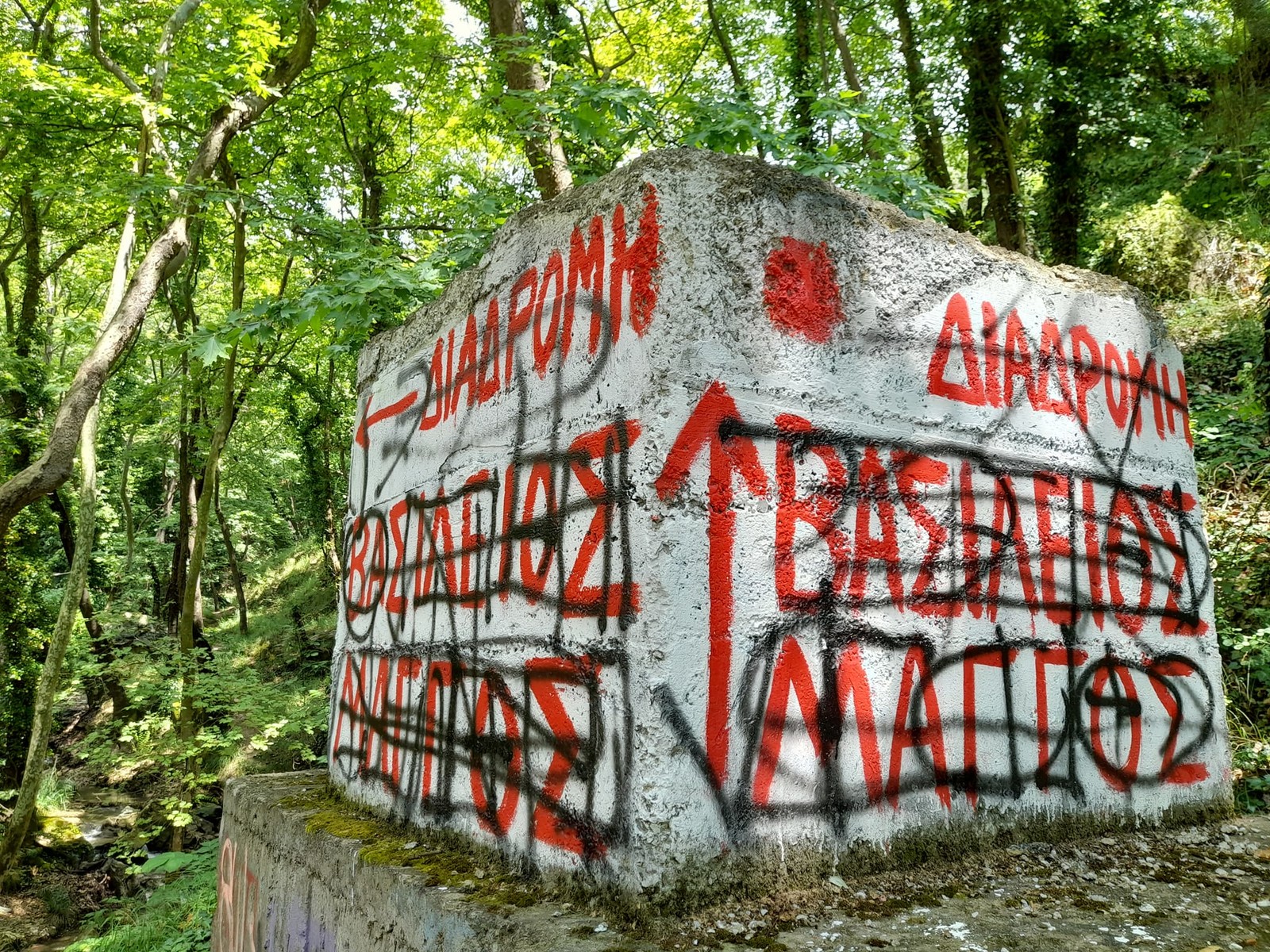 Ο Γιάννης Μάγγος έβαλε στη θέση τους τους φασίστες που έσβησαν την τοιχογραφία του γιού του