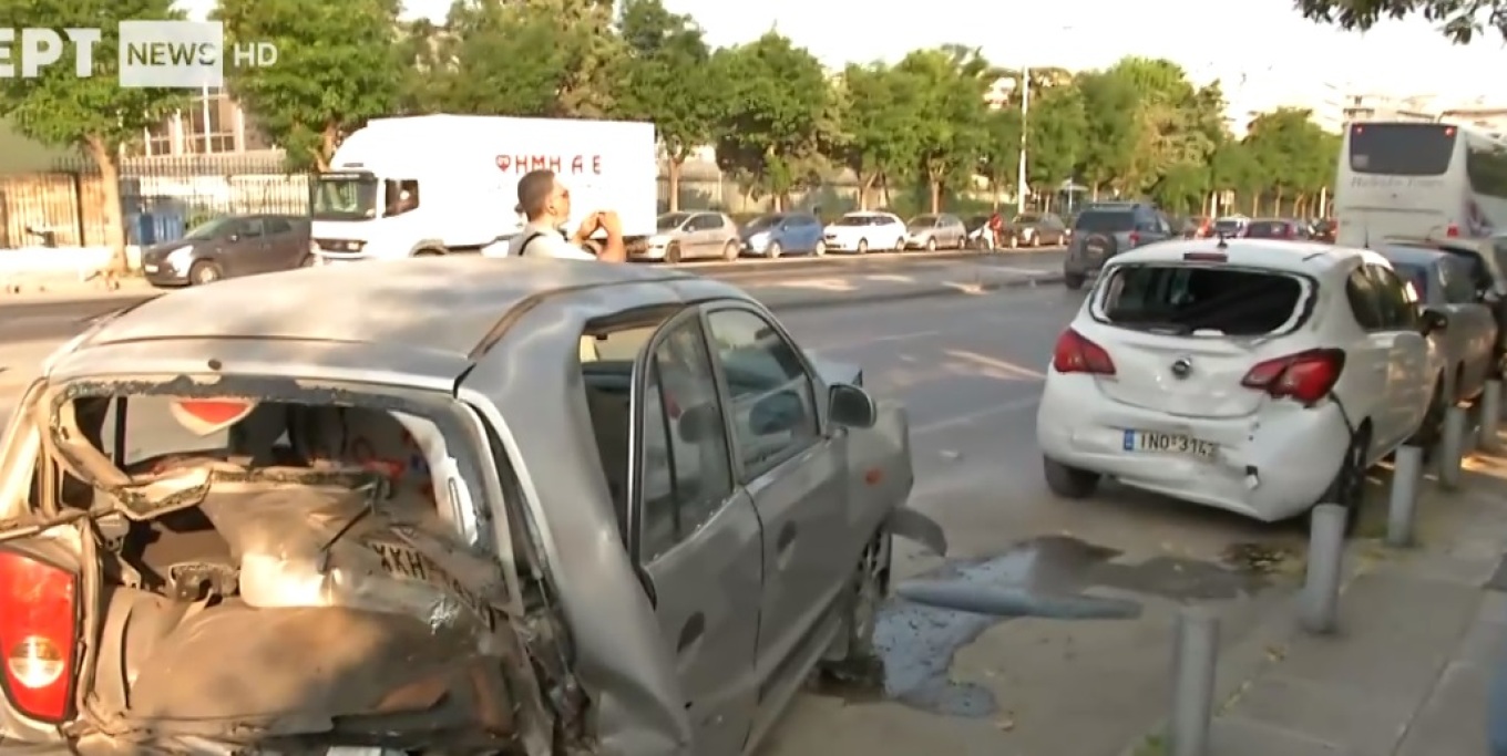 Συγκρουόμενα με σταθμευμένα αυτοκίνητα έπαιξε πουρνό πουρνό λεωφορείο στη Θεσσαλονίκη