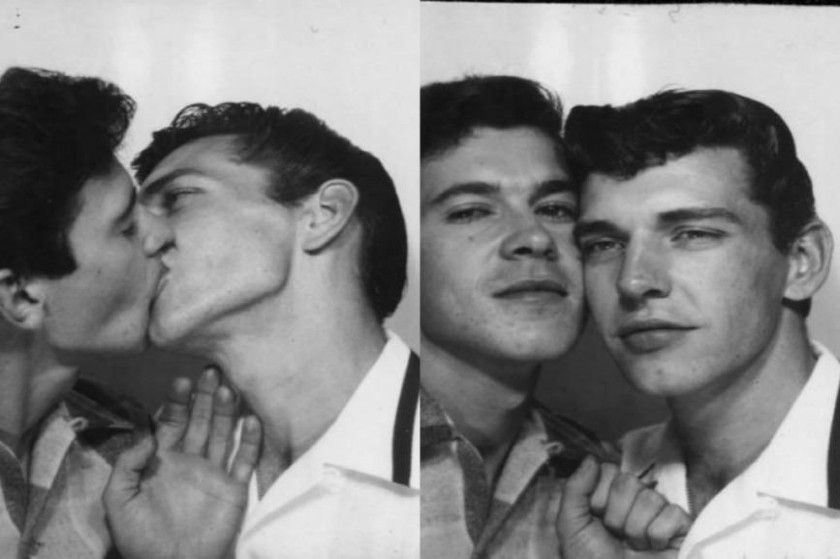 Οι φωτογραφίες gay εραστών στα ’50s είναι γεμάτες τρυφερότητα και ετεροκανονική καταπίεση