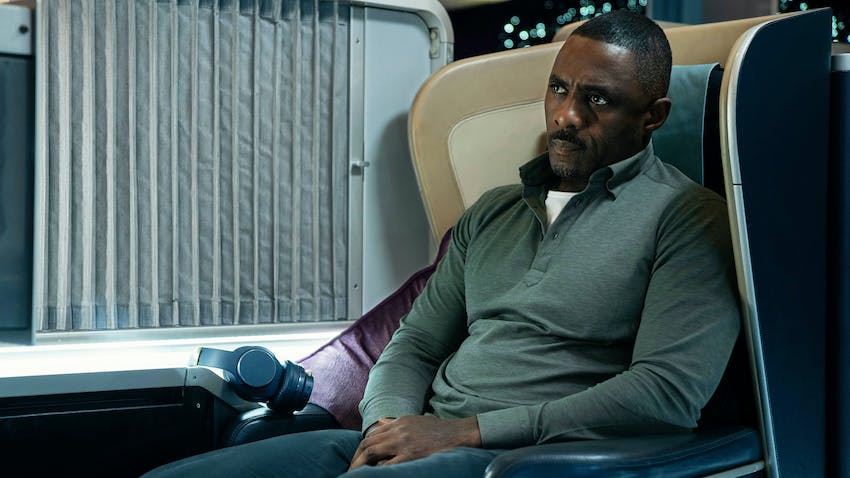 Ο Idris Elba στην σειράρα “Hijack” αξίζει κάθε ευρώ της αμοιβής του