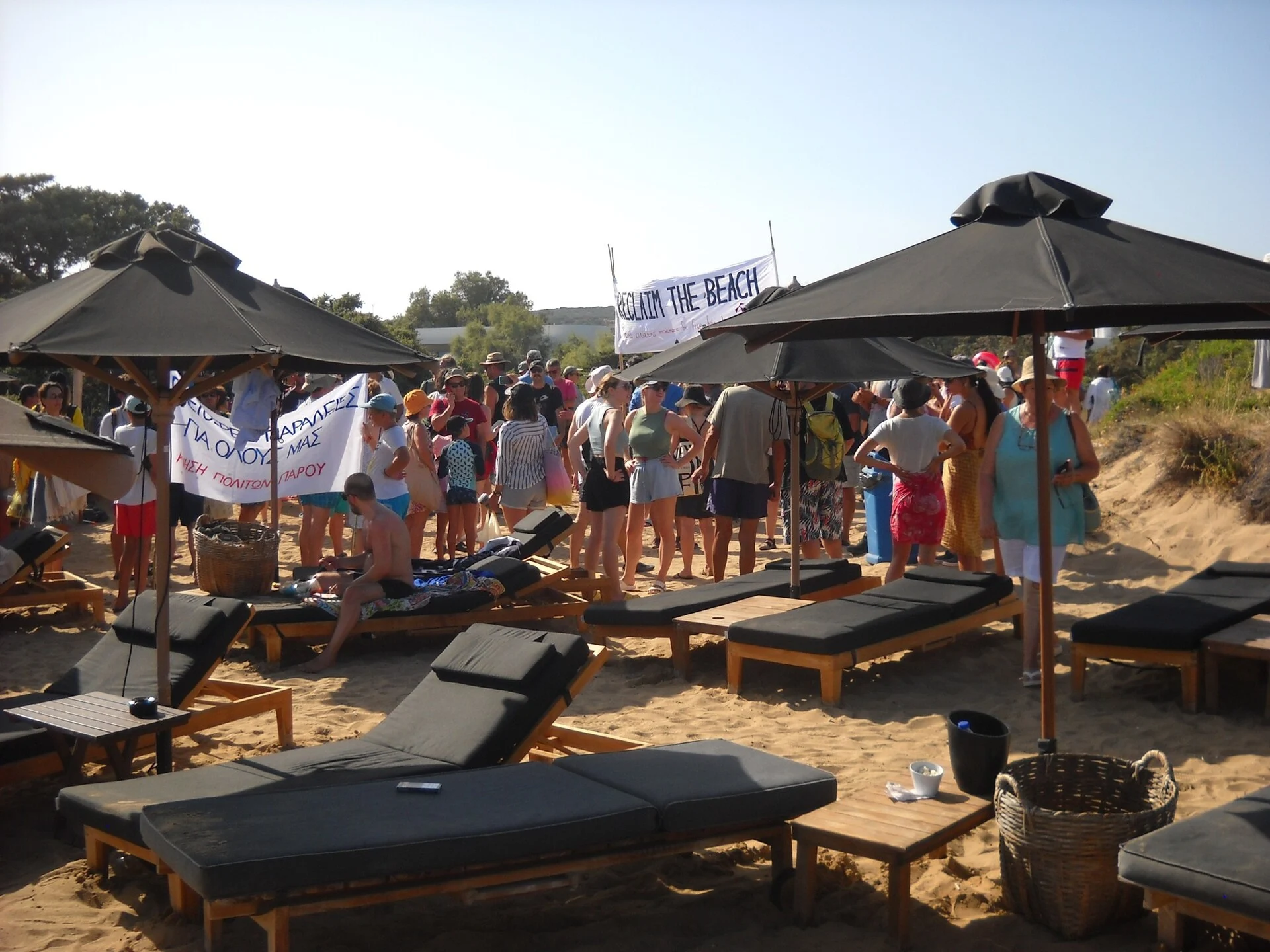 Έκαναν παρέμβαση σε beach bar της Πάρου για τις ξαπλώστρες