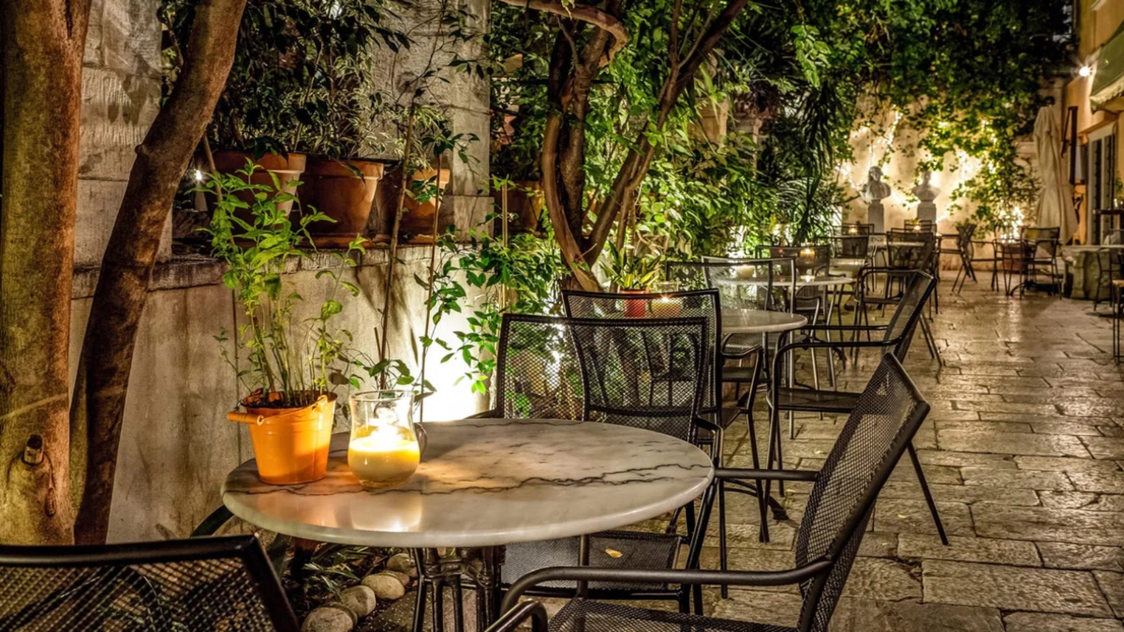 5 αυλές της Αθήνας για φαγητό και ποτό