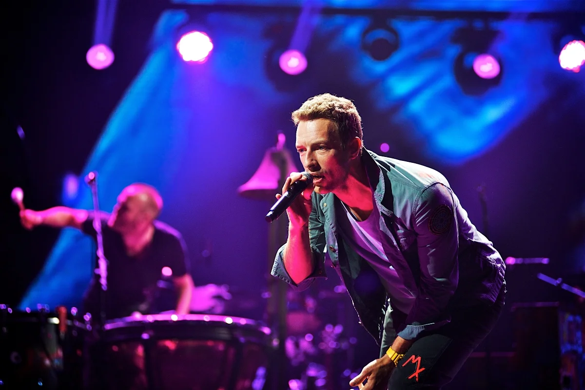 Coldplay: Προσπάθειες να μεταφερθεί η συναυλία τους στο Καλλιμάρμαρο
