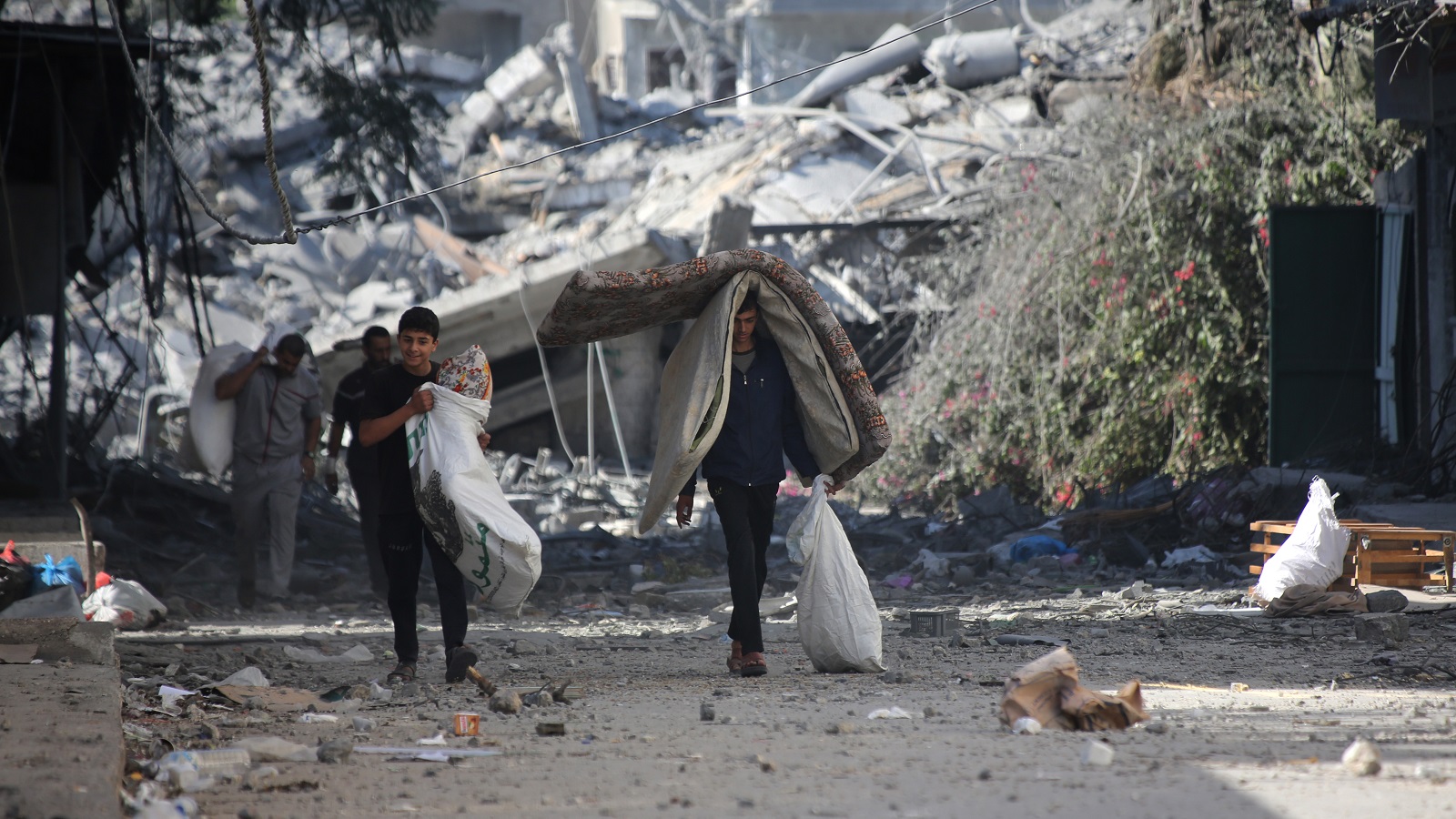 Η εκκένωση της Γάζας είναι γεμάτη δάκρυα και φόβο