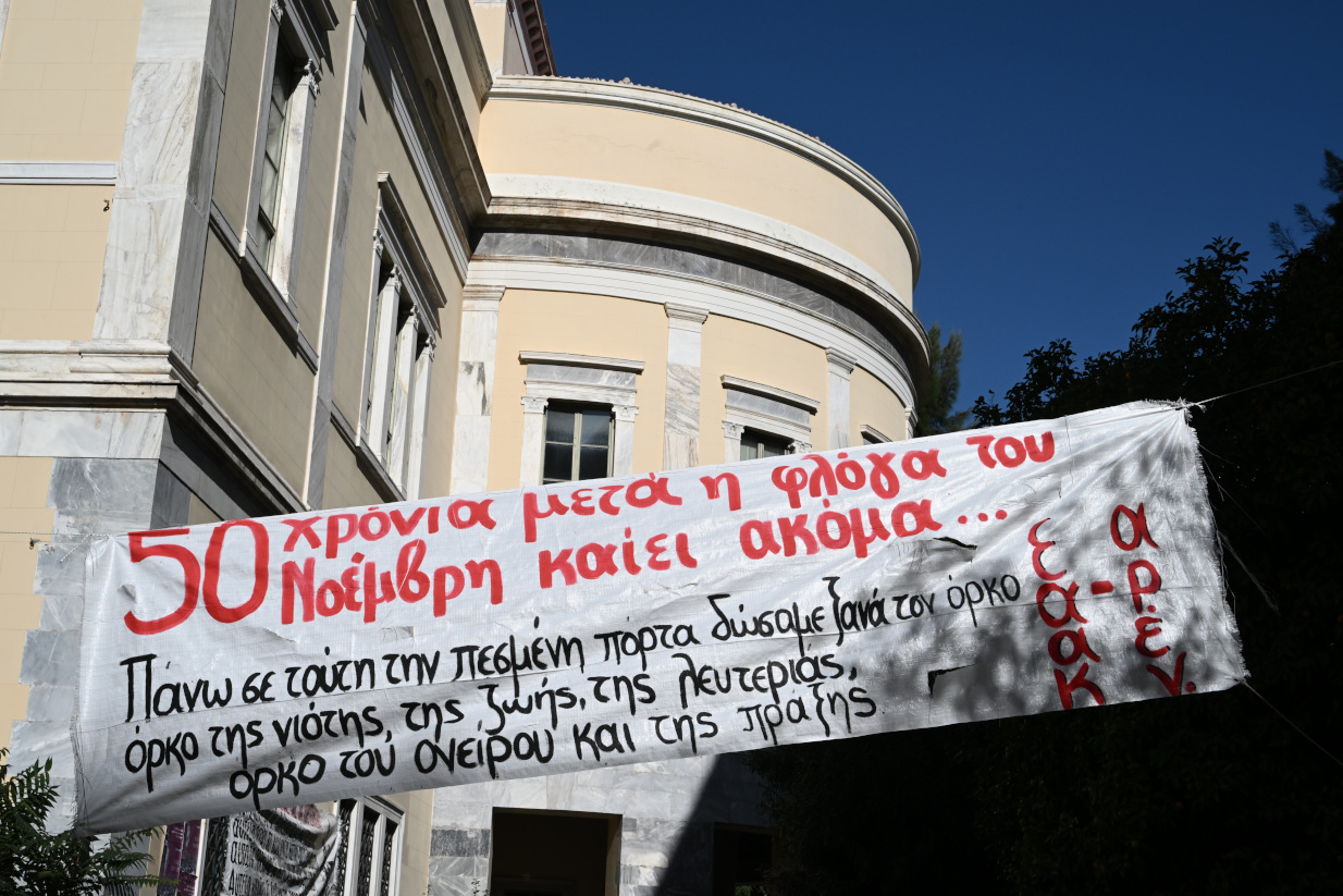 15% των Ελλήνων προτιμάει δικτατορία γιατί «έκαναν έργα» και πέσαμε από τα σύννεφα