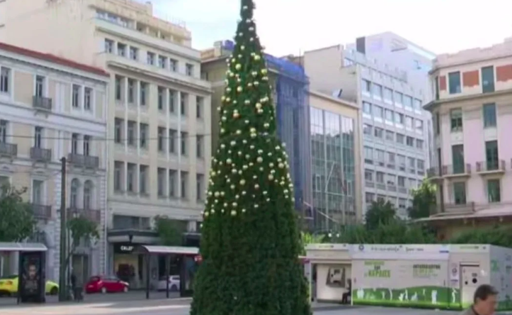 Στην πλατεία Κλαυθμώνος δεν ξέχασαν να στολίσουν το χριστουγεννιάτικο δέντρο, απλά κάποιοι έκλεψαν τις μπάλες