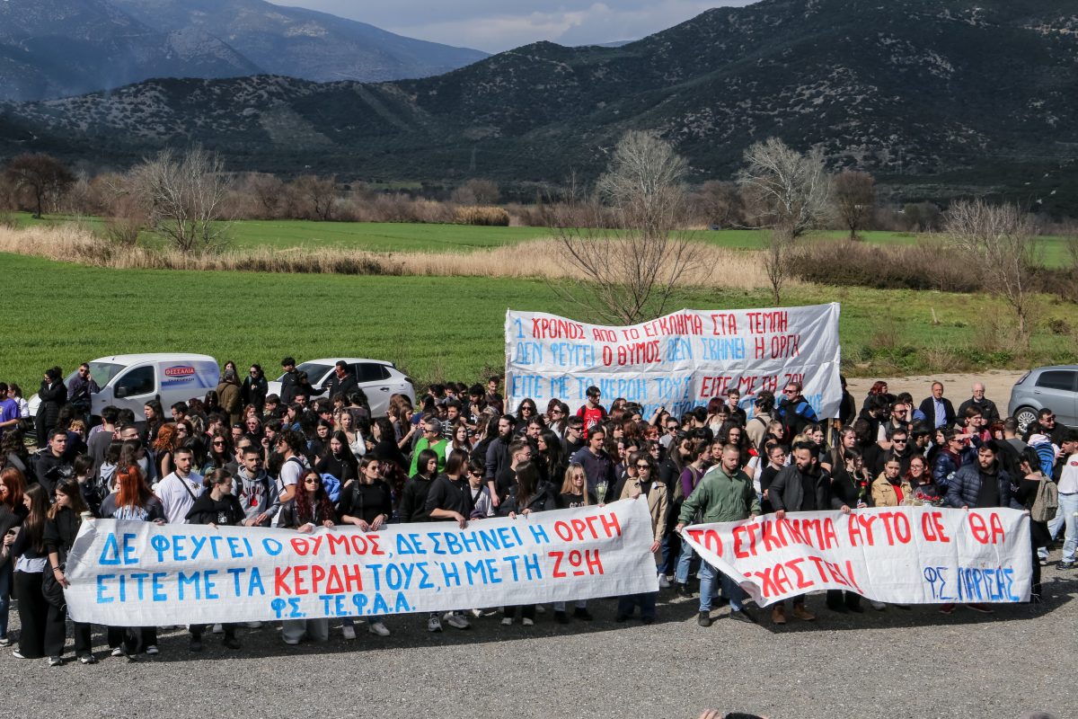 «Δε θα σας ξεχάσουμε»: Φοιτητές απέτισαν φόρο τιμής στα 57 θύματα από το δυστύχημα στα Τέμπη