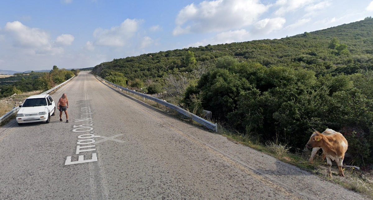 Είδαμε την απόλυτα σουρεαλιστική φωτογραφία στο ελληνικό Google Street View και έχουμε απορίες