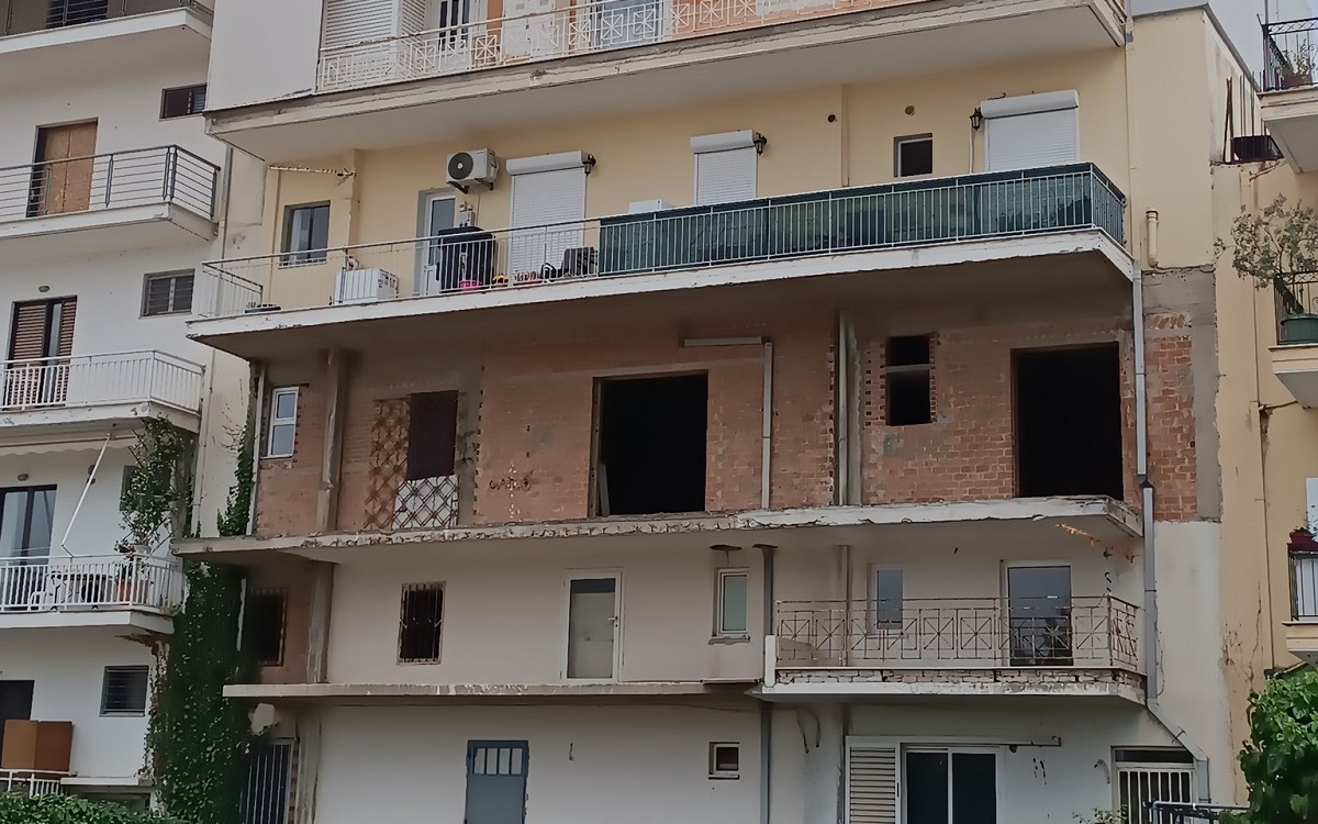 Είδαμε την πιο άσχημη (ή την πιο αντιπροσωπευτική) πολυκατοικία στην Ελλάδα